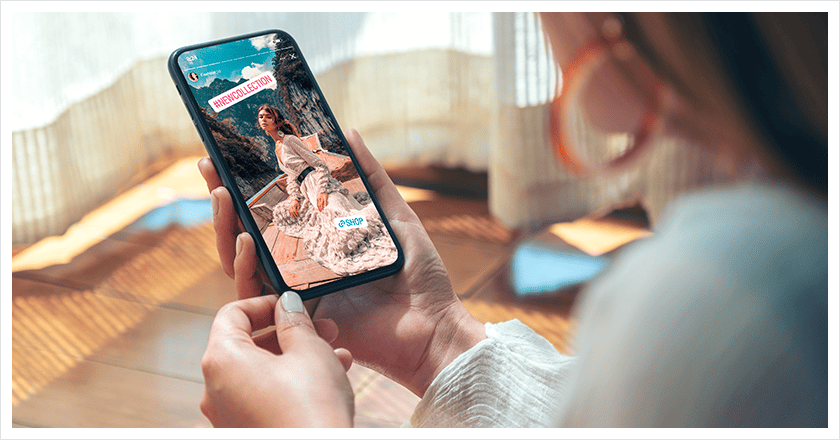 Smartfon przedstawiający Instagram Stories z linkiem do sklepu